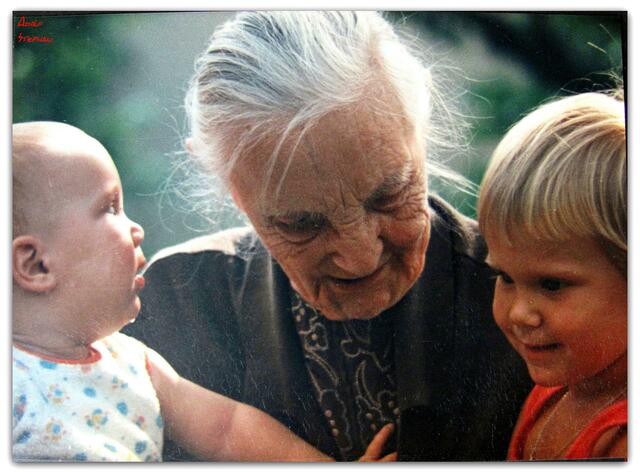  + Helene Stephan mit ihren Urenkeltöchter, um 1975
