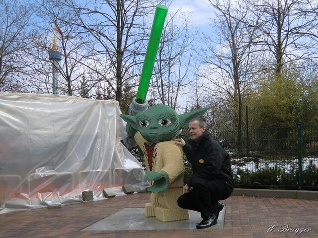 Geschäftsführer des Parks Hans Aksel Pedersen neben einer neuen Figur im Park (Jedi Meister Yoda): Möge die Macht mit den Beiden sein  ;-)
