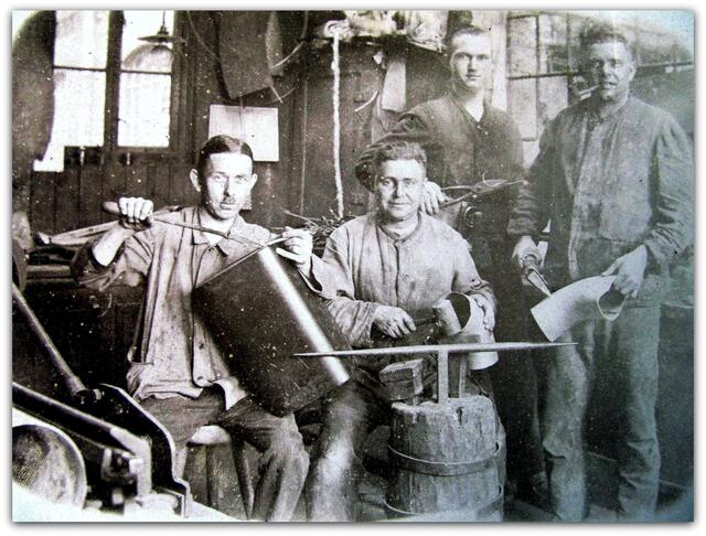 in der Klempnerei , 2. von rechts Vater Fritz