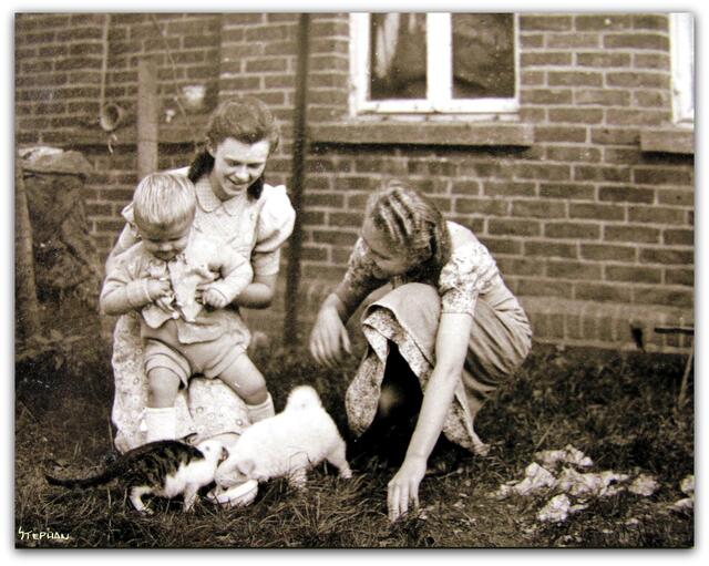 ich mit Hund u.Katze + Tante + Mama im Garten in Vöhrum 