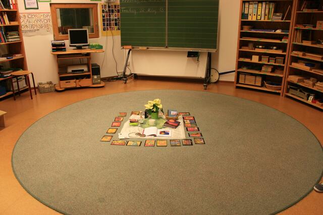 Schulhaus-Impressionen III: Jedes Klassenzimmer bietet die Möglichkeit zu Kreisgesprächen