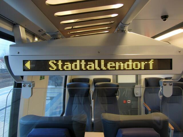 Anzeige des Halts mit Ausstieg im neuen Triebwagen (22.3.2013)