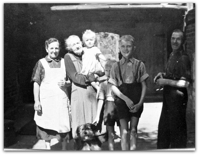 mit Oma Schrader + Jürgen + Heike + ich 