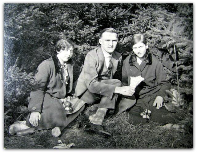  um 1920, Vater beim flirten 