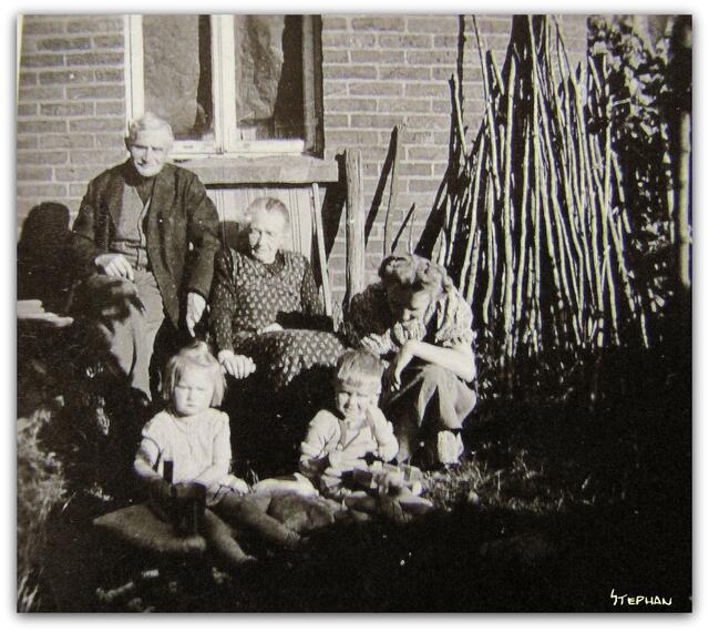 Opa + Oma Schrader mit Enkel + Tochter Gerda