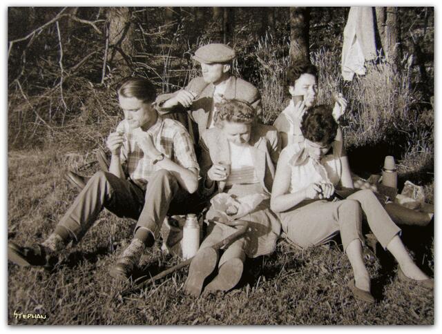 1955 mit Eltern + Freunden beim Picknik