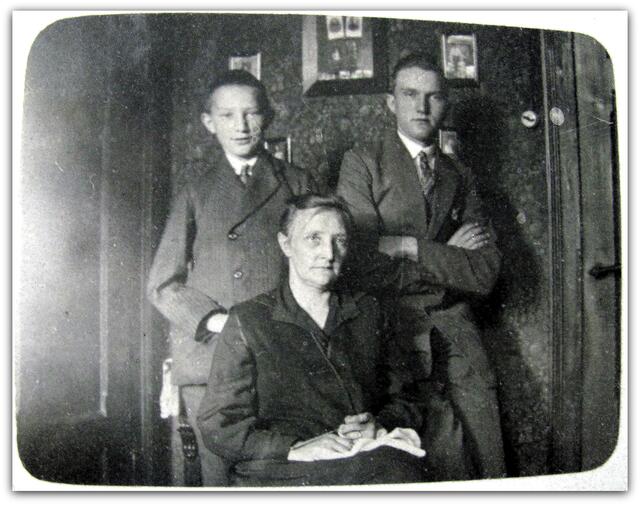 rechts mein Vater Fritz mit Bruder Adolf und deren Mutter Helene Stephan, in Peine 