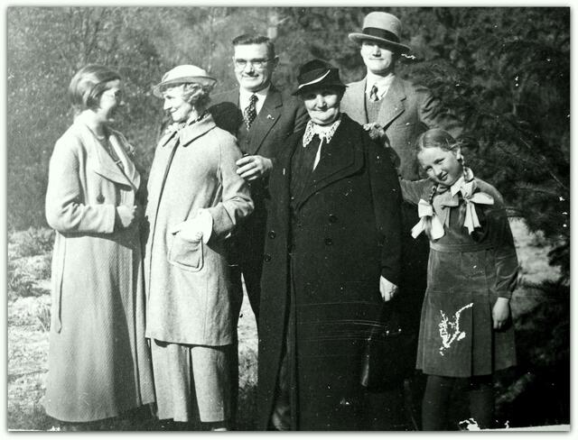 Helene mit ihrer Verwandtschaft