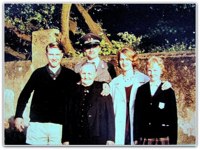 Oma Helene mit Enkel in Peine Lindenstraße, um 1961