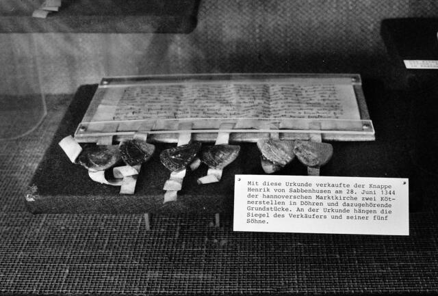 Grundstückskaufvertrag mit dicken Siegeln aus dem Mittelalter