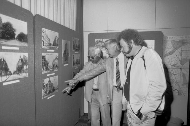 AGDV-Vertreter begutachten die Ausstellung: v.l. August Kruse, Siegfried Hebestreit und Uwe Kienast.
