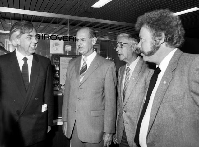 Eröffneten die Ausstellung: v. l.: Sparkassenboß Kurt Fischer, Helmut Zimmermann, Siegfried Hebestreit und Uwe Kienast.