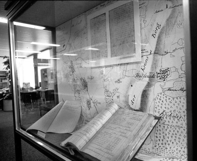 Viel Kartenmaterial: Mit einer Ausstellung beteiligte sich die Stadtsparkasse an der 1000-Jahr-Feier.