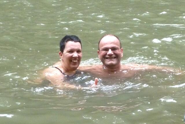 Erfrischendes Bad am Wasserfall