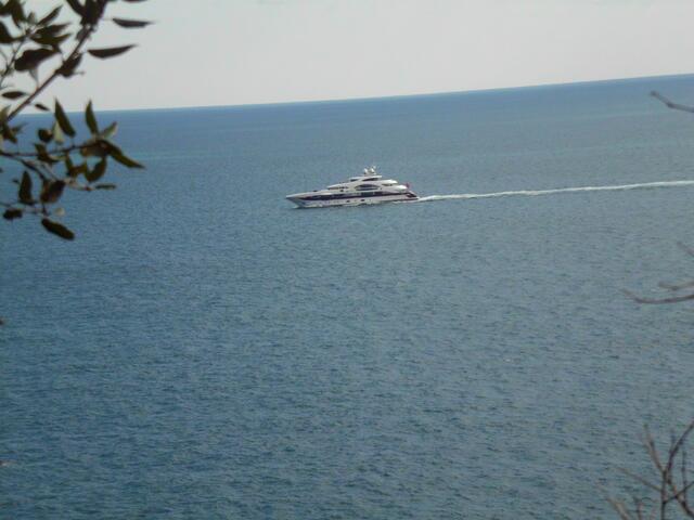 Blaues Meer mit Luxusschiff