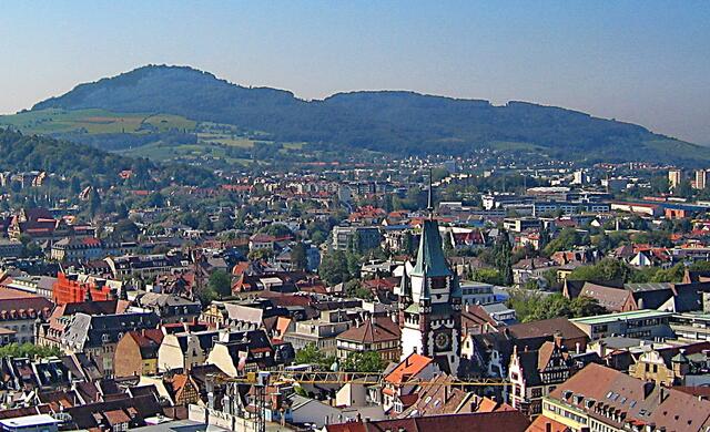 Freiburg i. Breisgau, im Hintergrund der Schönberg, Blick vom Schlossberg
