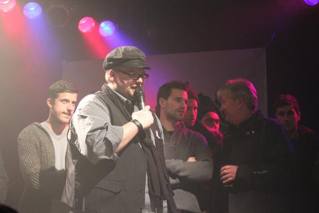 um die Fanhymne "Hier am Turm" zu spielen