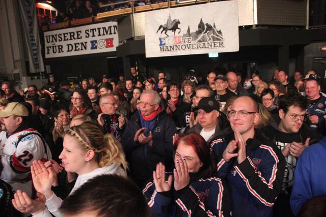 zahlreiche Fans lauschten den Ausführungen und applaudierten den Verantwortlichen