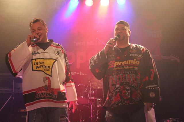 Heiko Hausmann (rechts, 1. Vorsitzender der ECHten Hannoveraner) und Sascha Hartung (Fanbeauftragter der Hannover Indians)