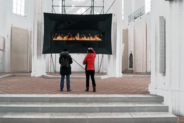 Kunstausstellung in St. Petri: Inspiriert durch Leonardo da Vincis Gemälde "Das letzte Abendmahl" gestaltete Julia Bornefeld, eine Künstlerin aus Kiel, die Fotoinstallation „THE BURNING SUPPER“. (2,40 m x 4,95 m, digitaler Pigmentdruck)