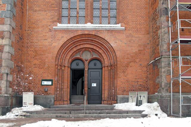 Eingangstür von St. Petri: Fast wäre nach dem Zweiten Weltkrieg anstelle von St. Petri ein Parkhaus gebaut geworden.