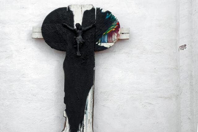 Arnulf Rainer gestaltete dasTriumphkreuz (2,14 m x 2,23 m) 1983 aus bohlenartigen Brettern, die mit einem Körper Jesu aus dem Devotionalienhandel ergänzt wurden. Das Kreuz ist mit dicken Farbschichten überzogen.
