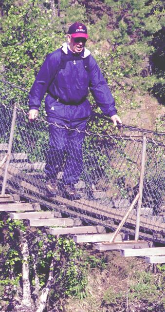 auf der Hängebrücke hoch über der Schlucht