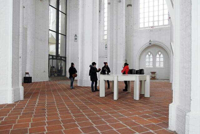 Ohne Altar, ohne Kanzel, ohne Bilder und ohne Skulpturen fällt es den Besuchern von St. Petri schwer, diesen Raum einzuordnen.