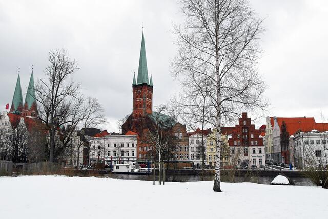 108 m hoch ist der Turm (Bildmitte) von St. Petri, von dessen Aussichtsplattform ein Rundblick auf die gesamte Altstadt möglich ist.