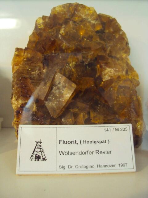 Ein sehr beliebter Fund unter Mineraliensammlern: der gelbe Honigspat. Fälscher verkaufen ihn manchmal als Citrin (Halbedelstein auf Quarzbasis).