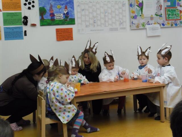 ... ging es in der Hasenwerkstatt mit dem Eierfärben los.