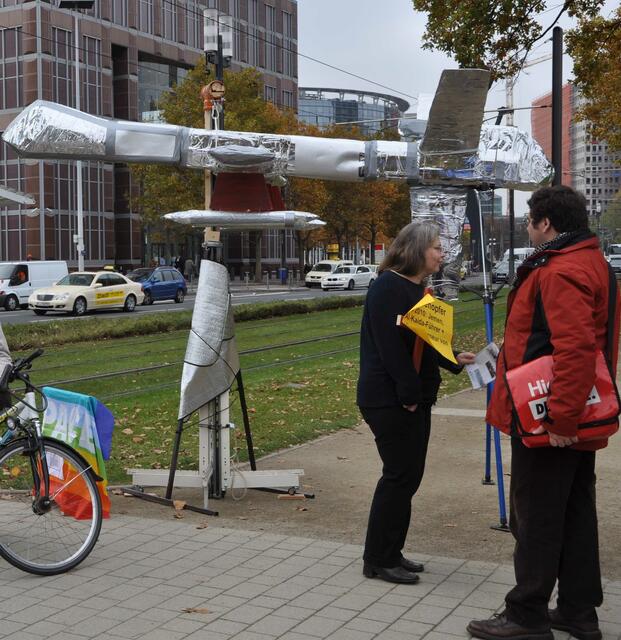 Mit der Installation einer weithin sichtbaren Drohnen-Attrappe auf dem Marktplatz wird der Opfer der in den letzten Jahren massiv gestiegenen Einsätze von unbemannten militärischen Flugobjekten gedacht.