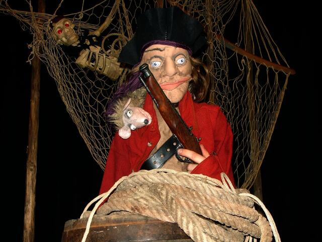 Doch der Schiffskoch Long John Silver, Anführer der Piraten, möchte den Schatz für sich haben.
