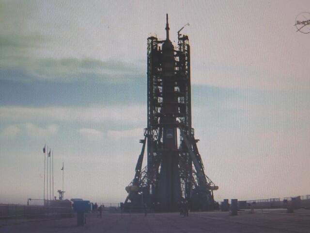 . . . fest verankert steht die Rakete auf dem Startplatz . . .
