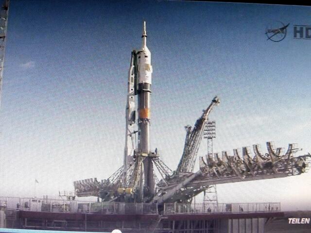 . . die Rakete wird auf dem Startplatz in die richtige Position gebracht . . .