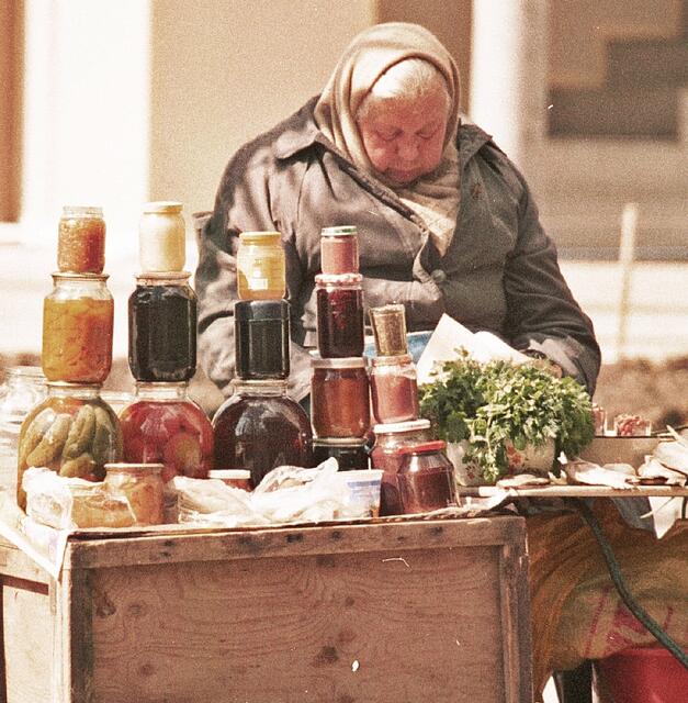 Mamuschka-arme Marktfrau