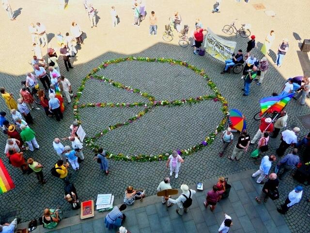 Das Peace-Zeichen ist das Symbol des Ostermarsches.