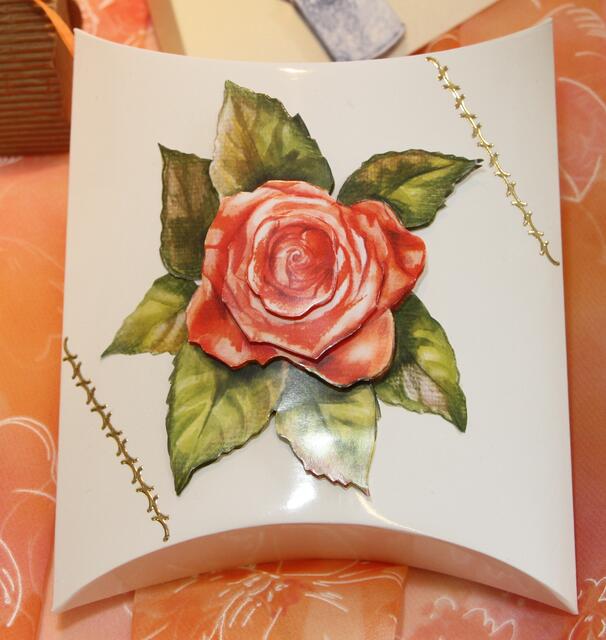 Schächtelchen für kleine Geschenke  verziert mit einer wunderbaren Rose