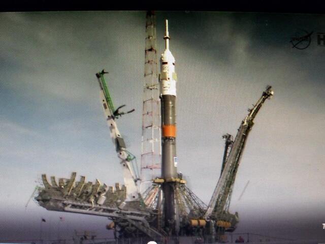 . . . die Rakete hat die Startposition erreicht . . .