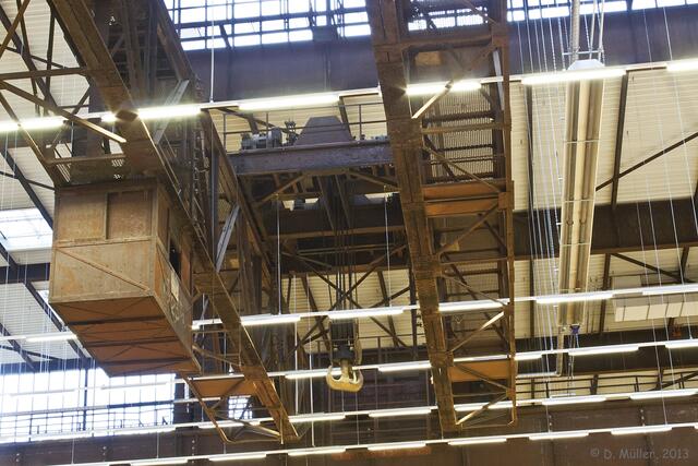 Die alte Technik blieb: Ein Portalkran.