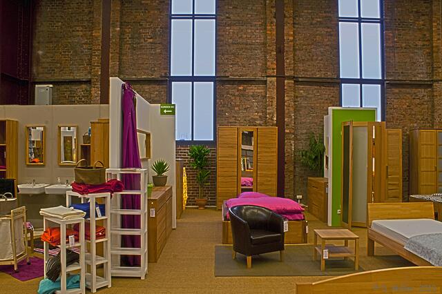 Spannend fand ich den Kontrast zwischen alter Technik und modernem edlen Mobiliar.