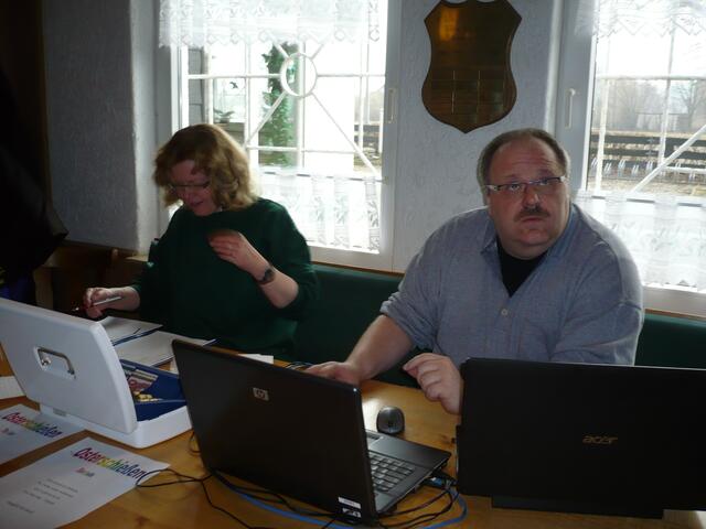 Andreas Schnabel verfolgt den Schießbetrieb auf dem neuen Monitor