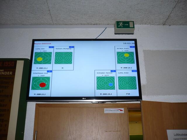 Der neue Monitor über dem Eingang zum LG Stand