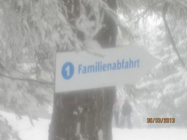 Rechts herunter führt Familienabfahrt für Skifahrer und Snowboarder. Zu dieser Zeit war gerade starkes Schneetreiben