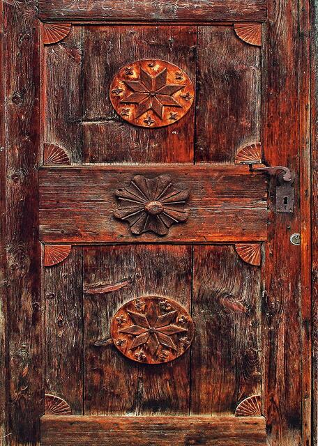 Uralte Haustür in einem 600 Jahre alten Bauernhaus im Stubaital
