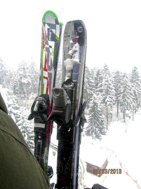 Die Skier fuhren außen an der Seilbahn-Kabine mit