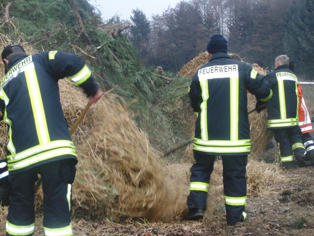 Das Stroh wird ums Feuer verteilt