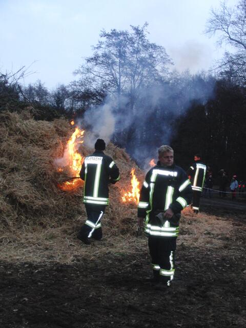 schnell breitet sich das Feuer aus.
