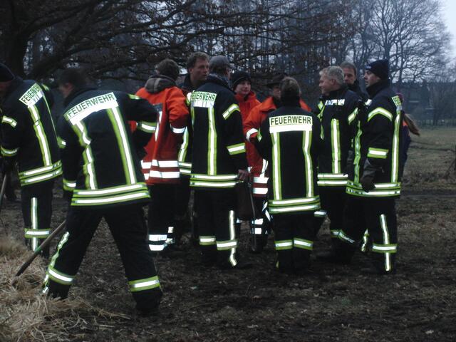 Die Feuerwehrmänner sammeln sich...