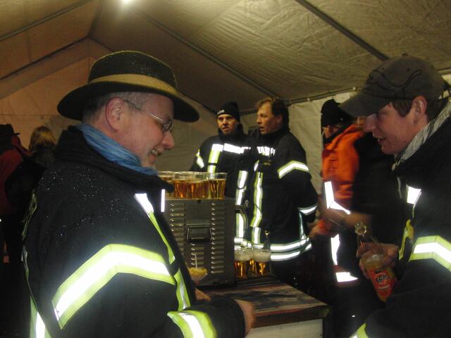Die Feuerwehrmänner im Bierzelt